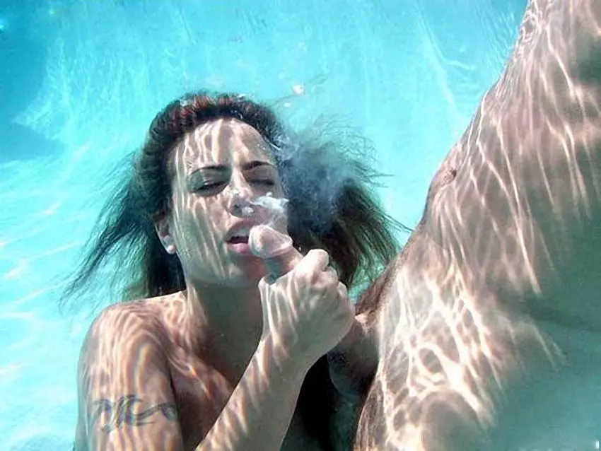 courtney slaunwhite add under water blow job image