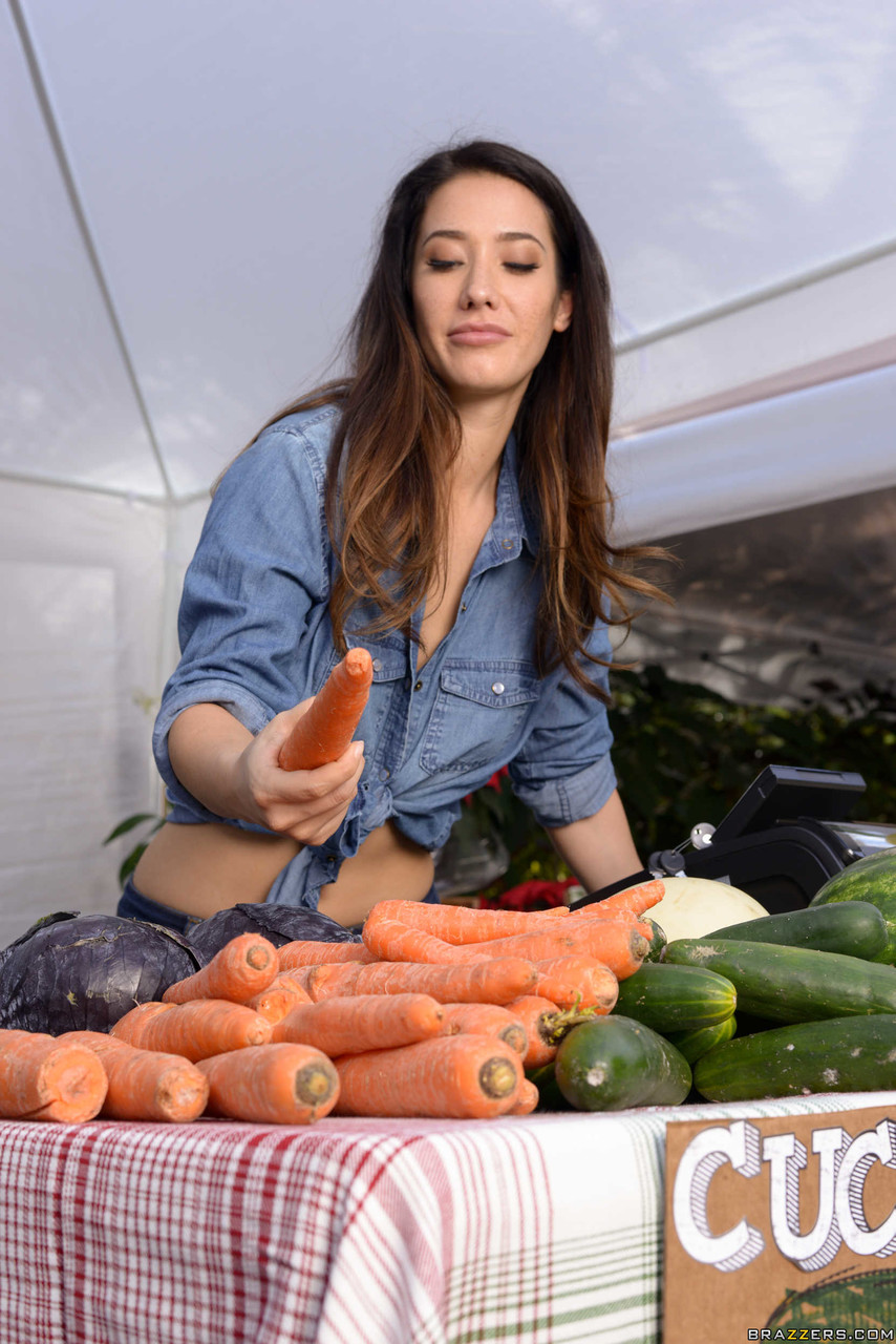 denise lewin add eva lovia farmers market photo