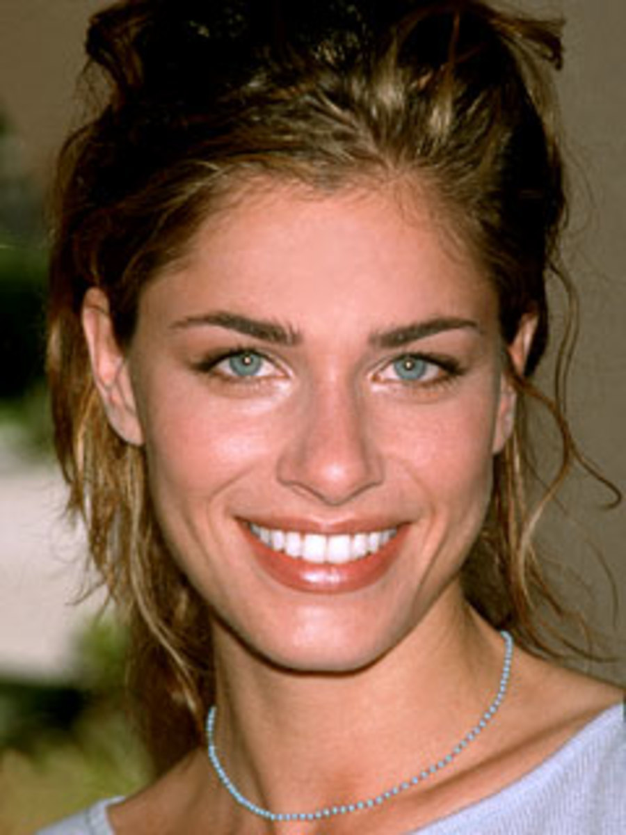 andyka pratama add amanda peet bikini photo