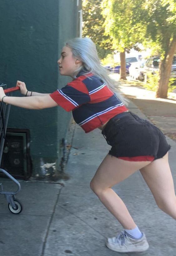 do thi dung add billie eilish booty shorts photo