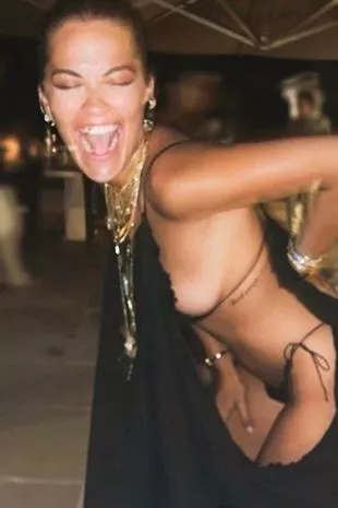 dee wild add wardrobe malfunction nude image